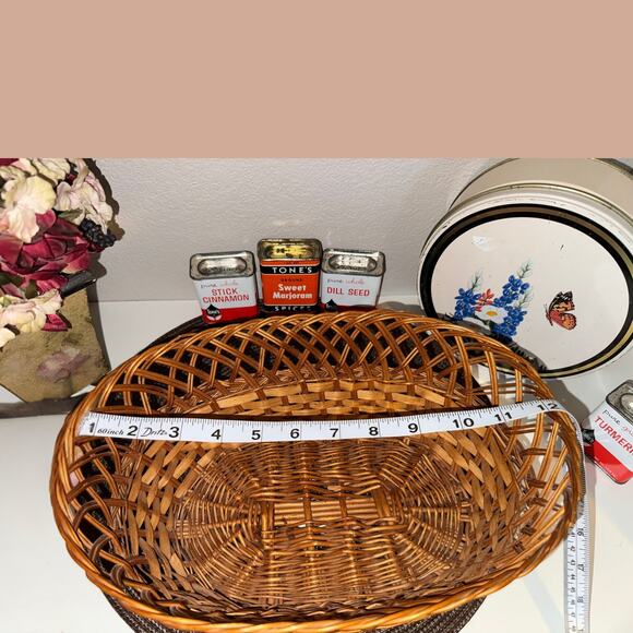 Vintage Handwoven Oval Wicker Basket – Rustic Farmhouse Bread Fruit Bowl Decor - Picture 9 of 9